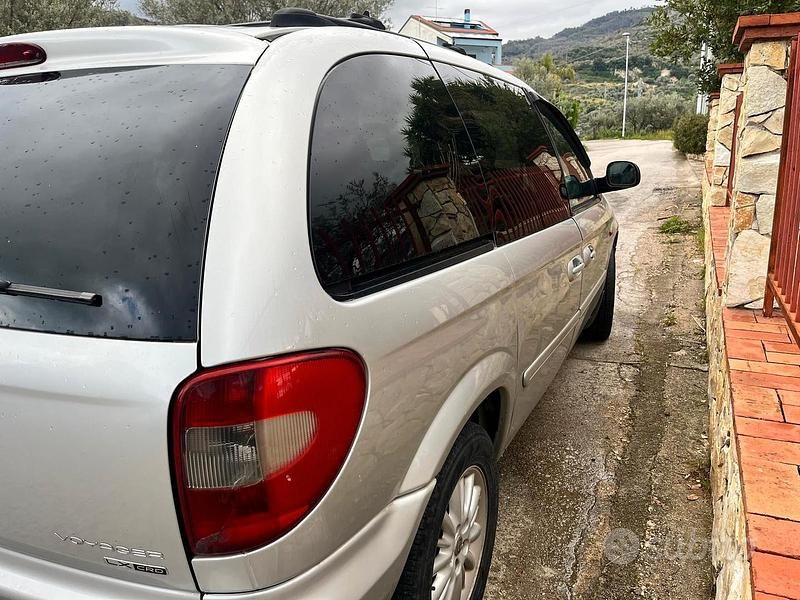 Usata Chrysler Voyager 143 CV (105 kW) 2004 Grigio Monovolume
