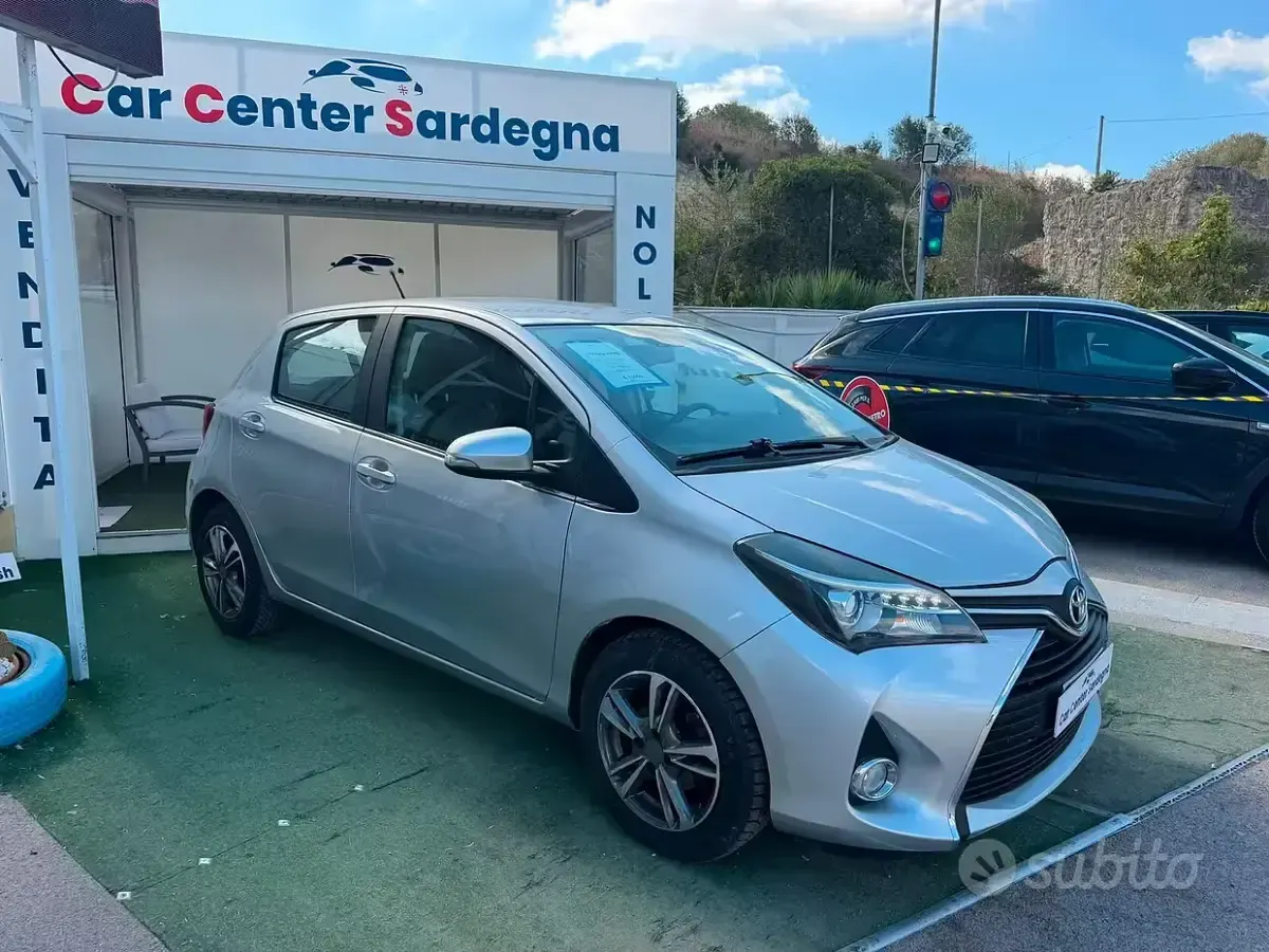 Usata Toyota Yaris Active 69 CV (50 kW) 2016 Grigio Berlina