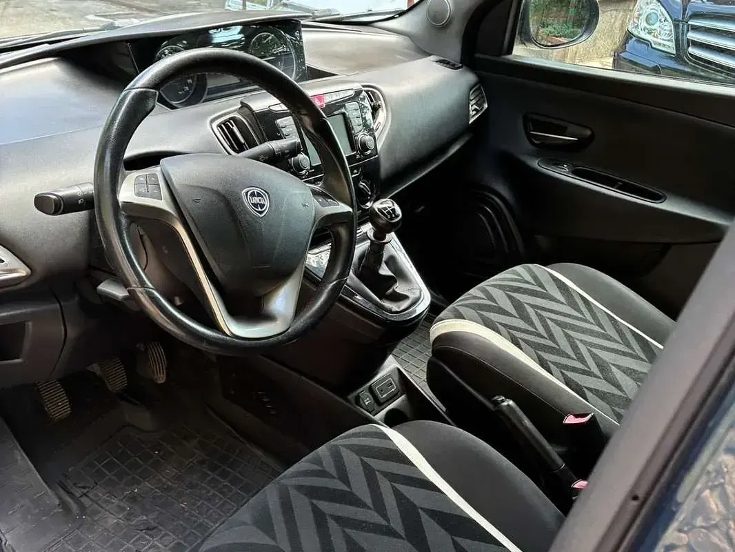 Usata Lancia Ypsilon Silver 69 CV (50 kW) 2017 Blu/azzurro Utilitaria