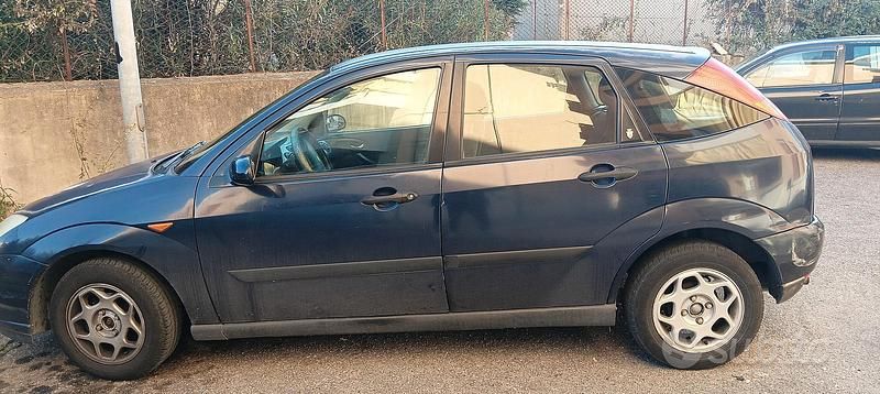 Usata Ford Focus 100 CV (73 kW) 2001 Blu Utilitaria