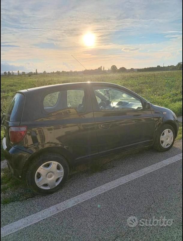 Usata Toyota Yaris Luna 86 CV (63 kW) 2001 Nero Berlina
