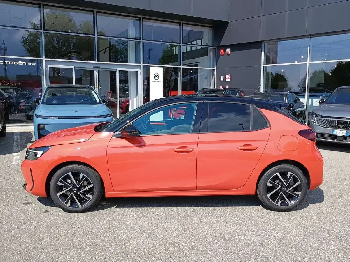 Nuova Opel Corsa 101 CV (74 kW) 2026 Koral orangetetto nero Utilitaria