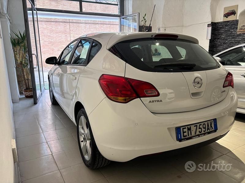 Usata Opel Astra Cosmo 110 CV (80 kW) 2012 Bianco Berlina