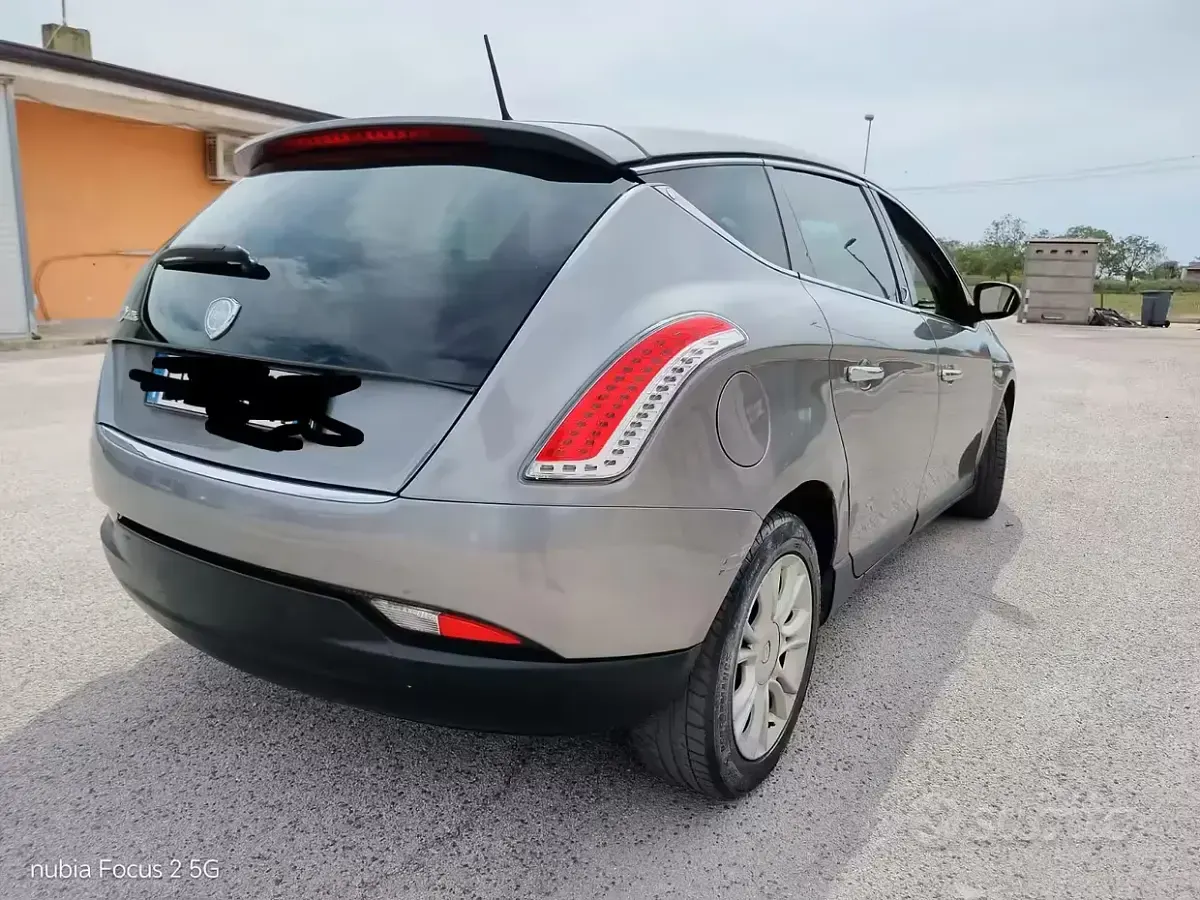 Usata Lancia Delta 120 CV (88 kW) 2011 Grigio Utilitaria