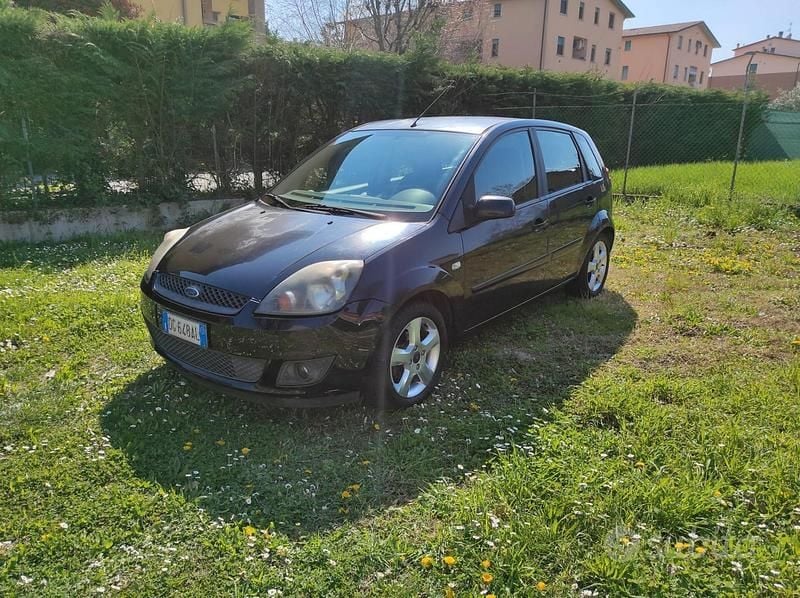 Usata Ford Fiesta Ghia 75 CV (55 kW) 2007 Nero Utilitaria