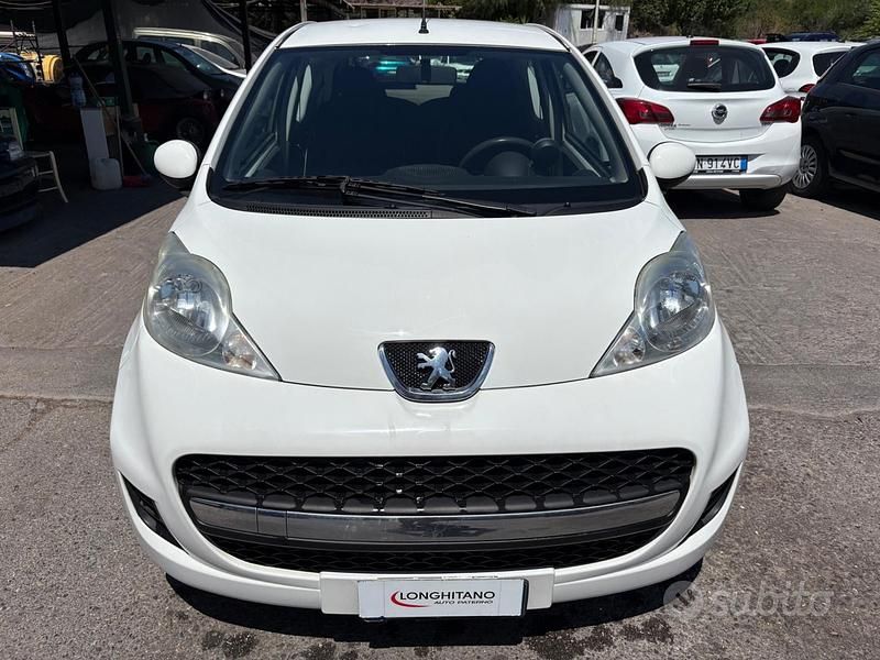 Usata Peugeot 107 Access 68 CV (50 kW) 2013 Bianco Utilitaria