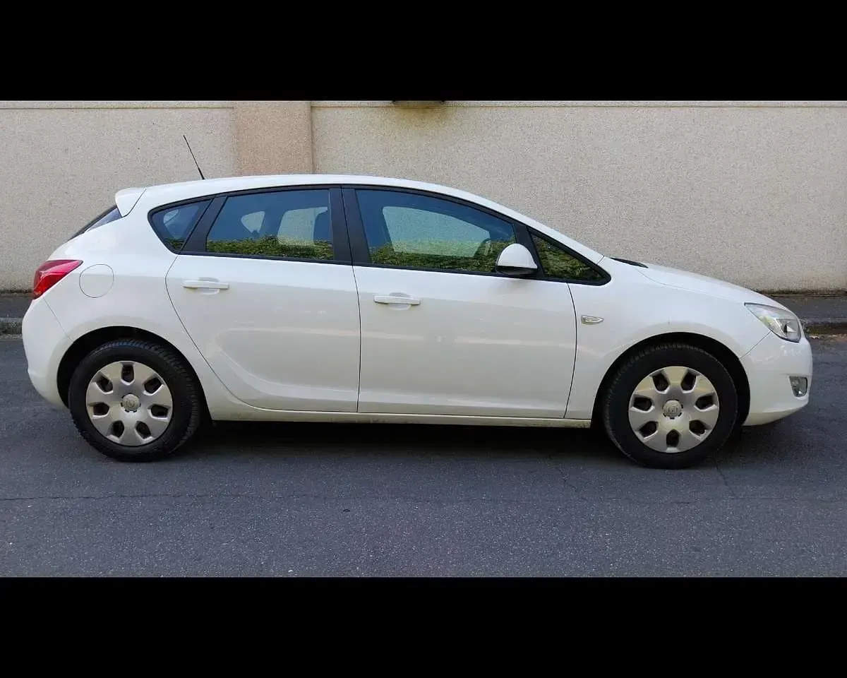 Usata Opel Astra 101 CV (74 kW) 2010 Bianco Berlina