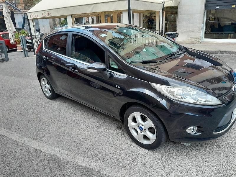Usata Ford Fiesta Titanium 86 CV (63 kW) 2012 Nero Berlina