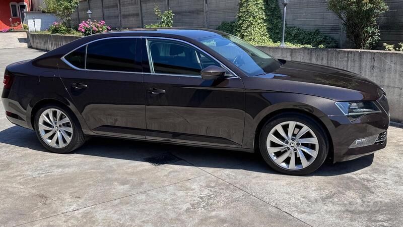 Usata Skoda Superb 140 CV (102 kW) 2016 Marrone Berlina