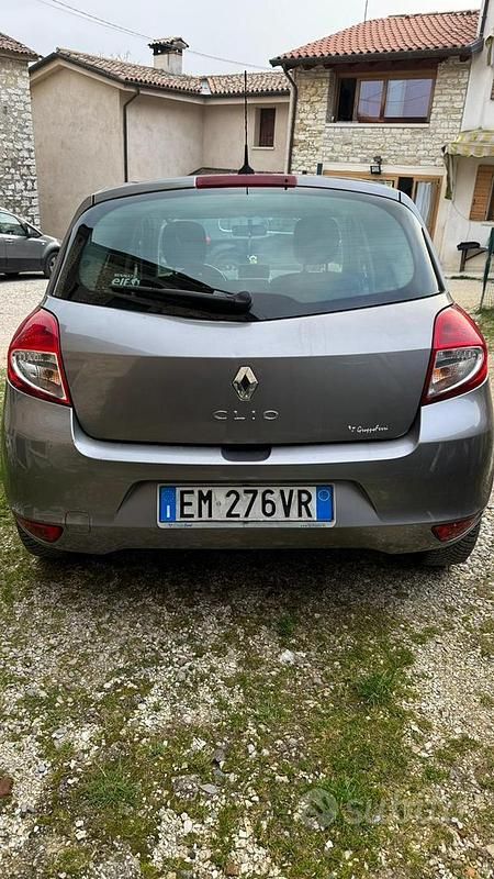 Usata Renault Clio III 75 CV (55 kW) 2012 Grigio Berlina