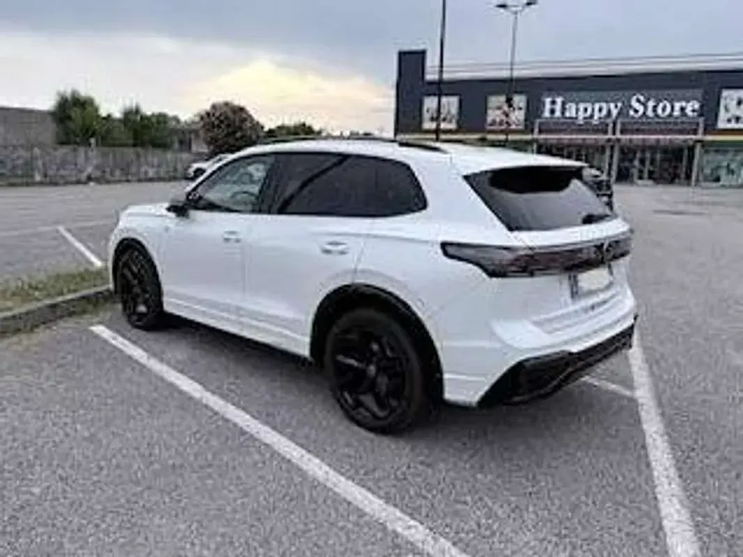 Usata VW Tiguan R-line 150 CV (110 kW) 2024 Bianco SUV