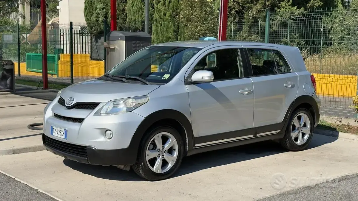 Usata Toyota Urban Cruiser Luxury 100 CV (73 kW) 2010 Grigio Utilitaria