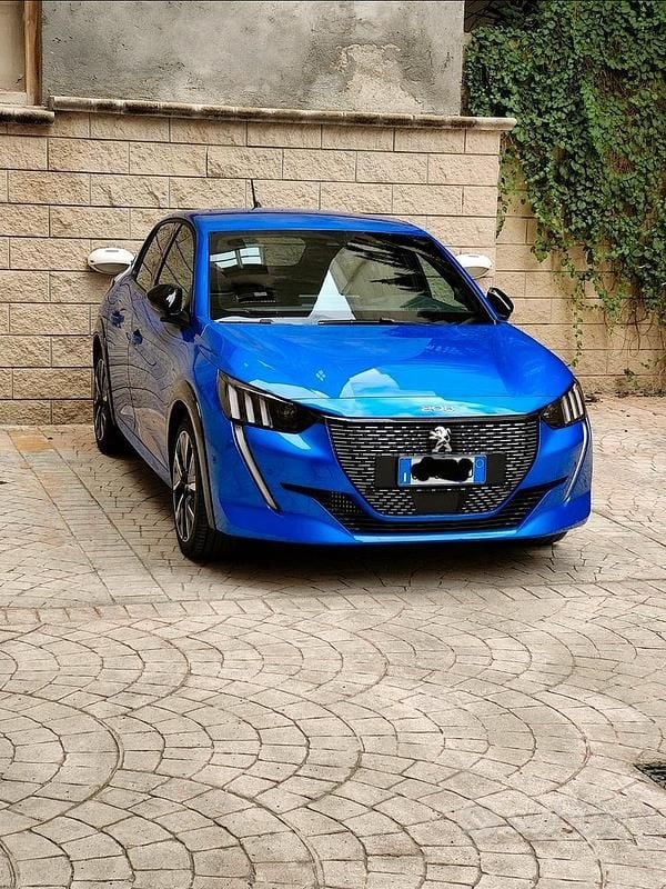 Usata Peugeot 208 GT 101 CV (74 kW) 2022 Blu/azzurro Utilitaria