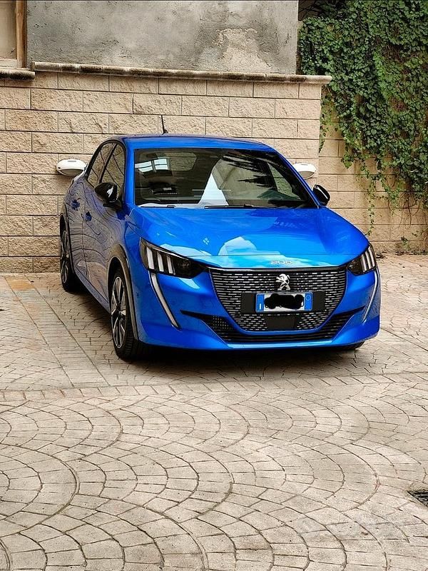 Blu/azzurro Usata 2022 Peugeot 208 GT Due volumi | 19.000 € (Molto cara) - Immagine 1/4