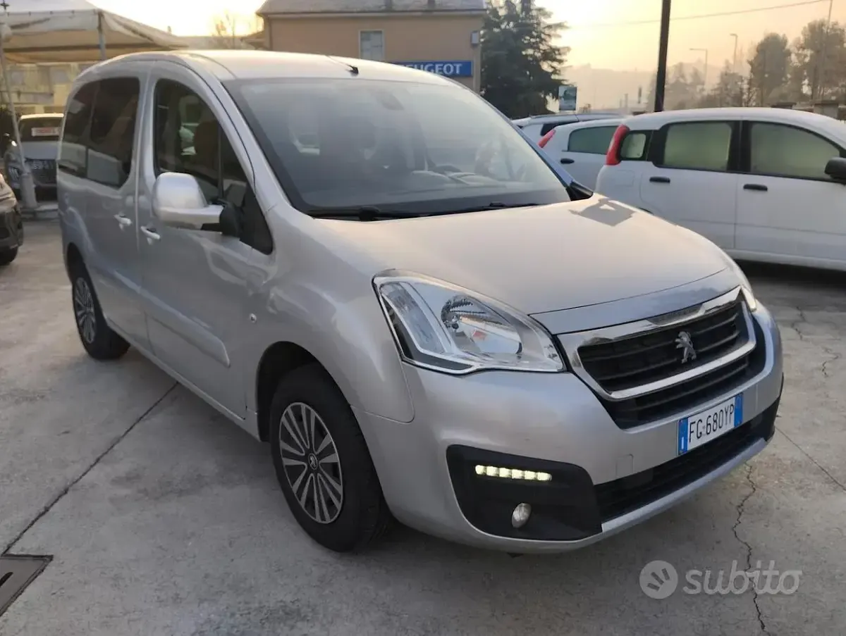Gebraucht Peugeot Partner Tepee Active 99 PS (72 kW) 2017 Grau Van / Kleinbus
