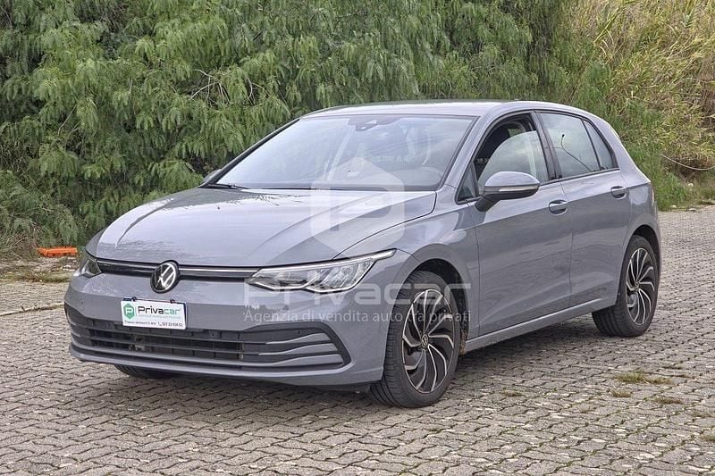 Grigio Usata 2023 VW Golf VIII Style Tre volumi | 23.200 € (Buon prezzo) - Immagine 1/4
