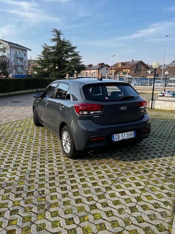 Usata Kia Rio 100 CV (73 kW) 2020 Grigio Berlina
