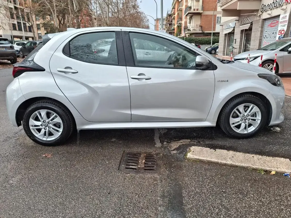 Usata Toyota Yaris Hybrid Business Edition 92 CV (67 kW) 2021 Grigio Berlina