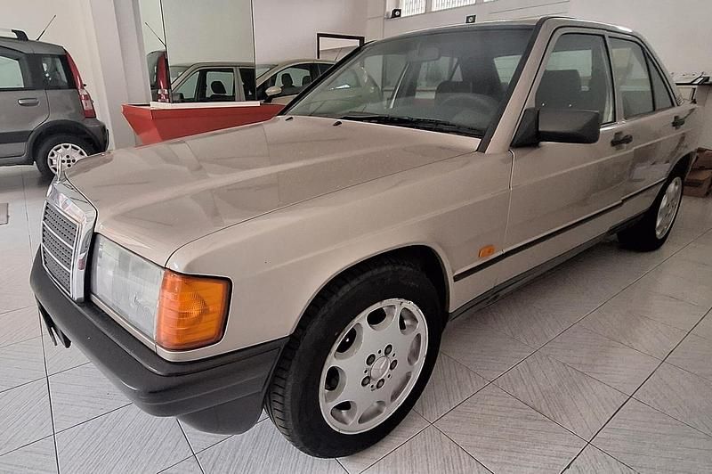 Usata Mercedes 190 122 CV (89 kW) 1988 Marrone Berlina