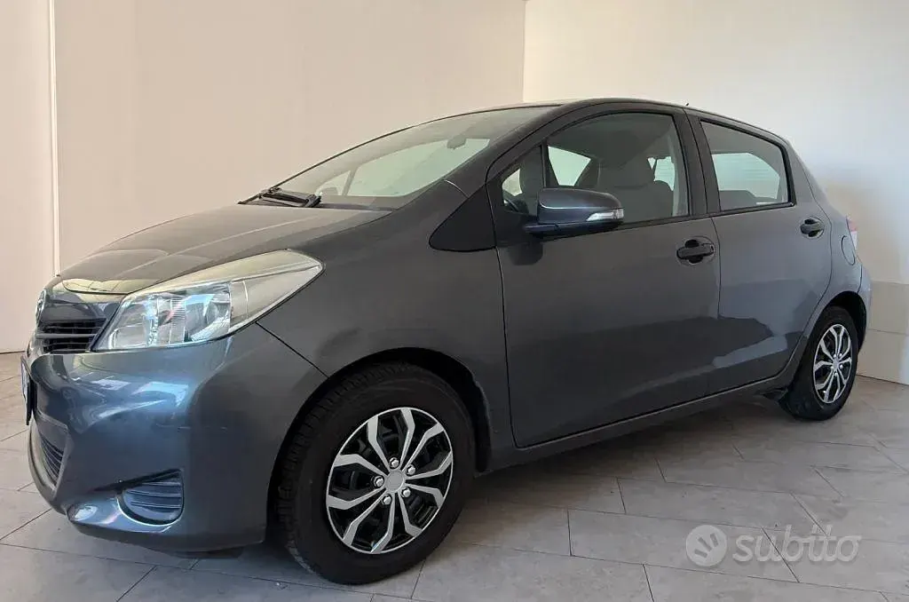 Usata Toyota Yaris Lounge 69 CV (50 kW) 2012 Grigio Utilitaria