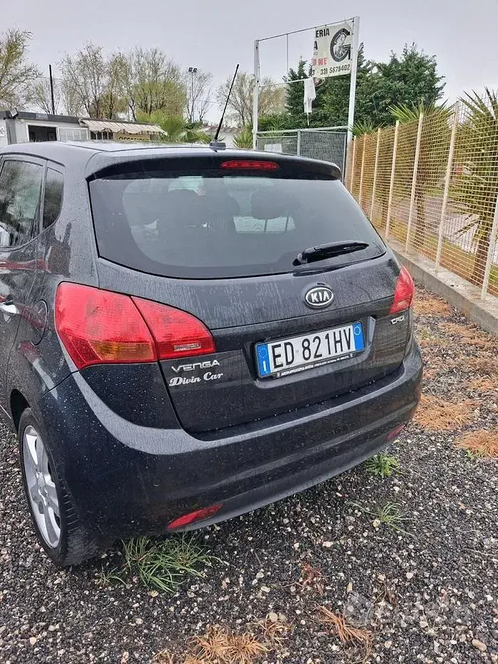 Usata Kia Venga 115 CV (84 kW) 2010 Nero Utilitaria