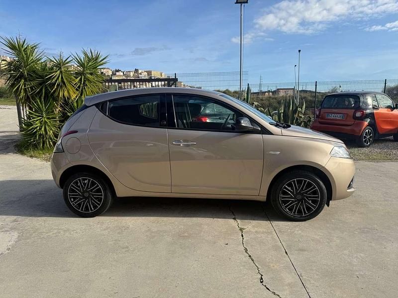 Usata Lancia Ypsilon Gold 69 CV (50 kW) 2021 Oro Utilitaria
