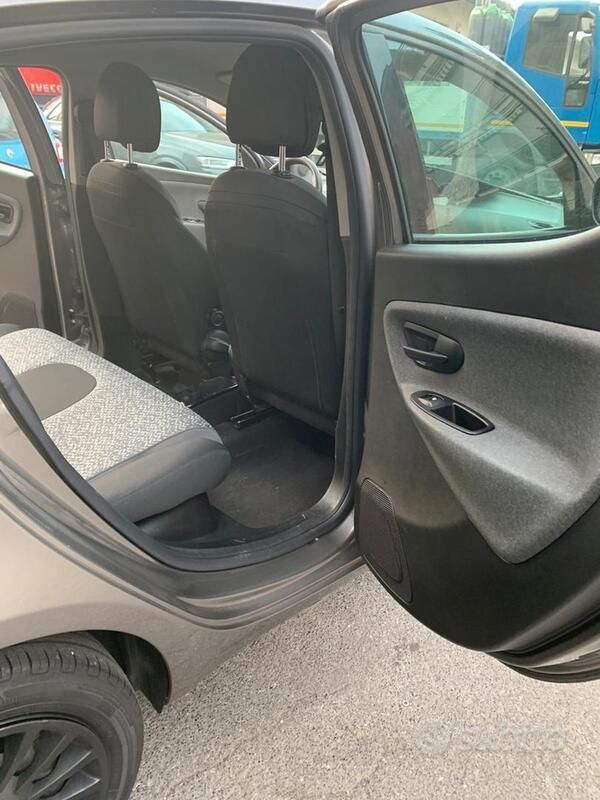 Usata Lancia Ypsilon Gold 69 CV (50 kW) 2022 Rosso Utilitaria