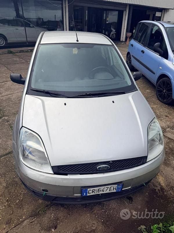 Grigio Usata 2004 Ford Fiesta Ghia Tre volumi | 1499 € (Ottimo prezzo) - Immagine 1/2