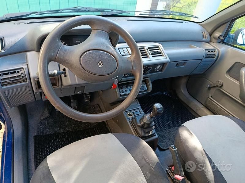 Usata Renault Clio 48 CV (35 kW) 1997 Blu Utilitaria
