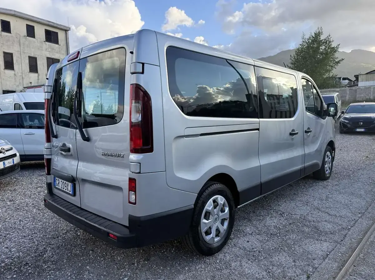 Usata Renault Trafic Zen 150 CV (110 kW) 2023 Argento Monovolume