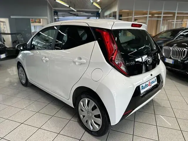 Begagnad Toyota Aygo 72 HK (52 kW) 2018 Vit Halvkombi