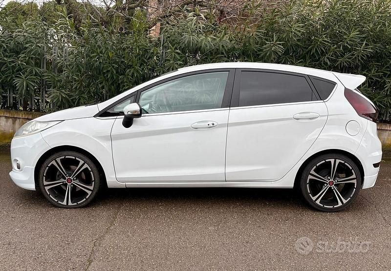 Usata Ford Fiesta Titanium 95 CV (69 kW) 2010 Bianco Utilitaria