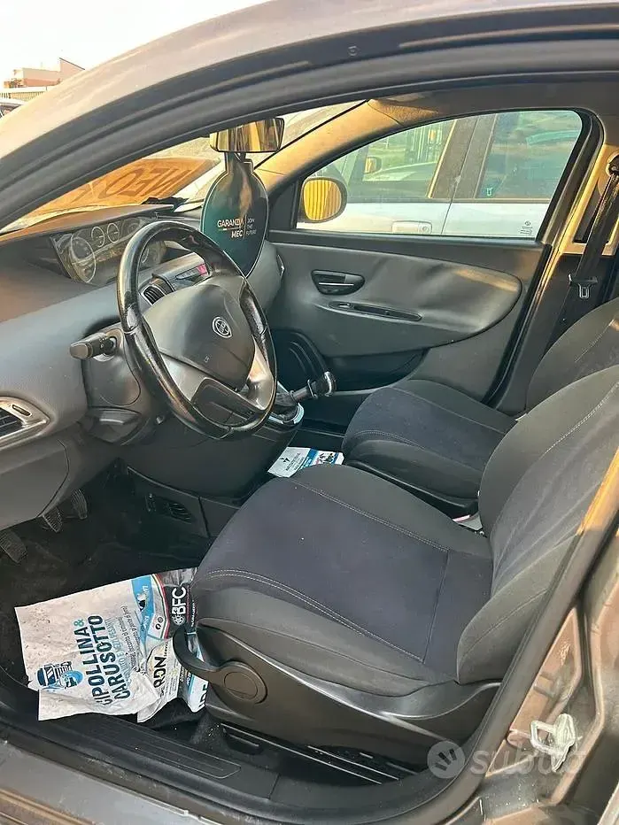 Usata Lancia Ypsilon Gold 69 CV (50 kW) 2014 Marrone Utilitaria