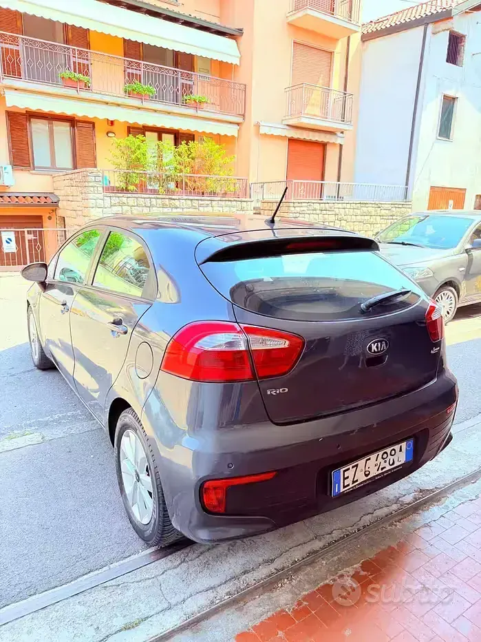 Usata Kia Rio 85 CV (62 kW) 2015 Grigio Berlina