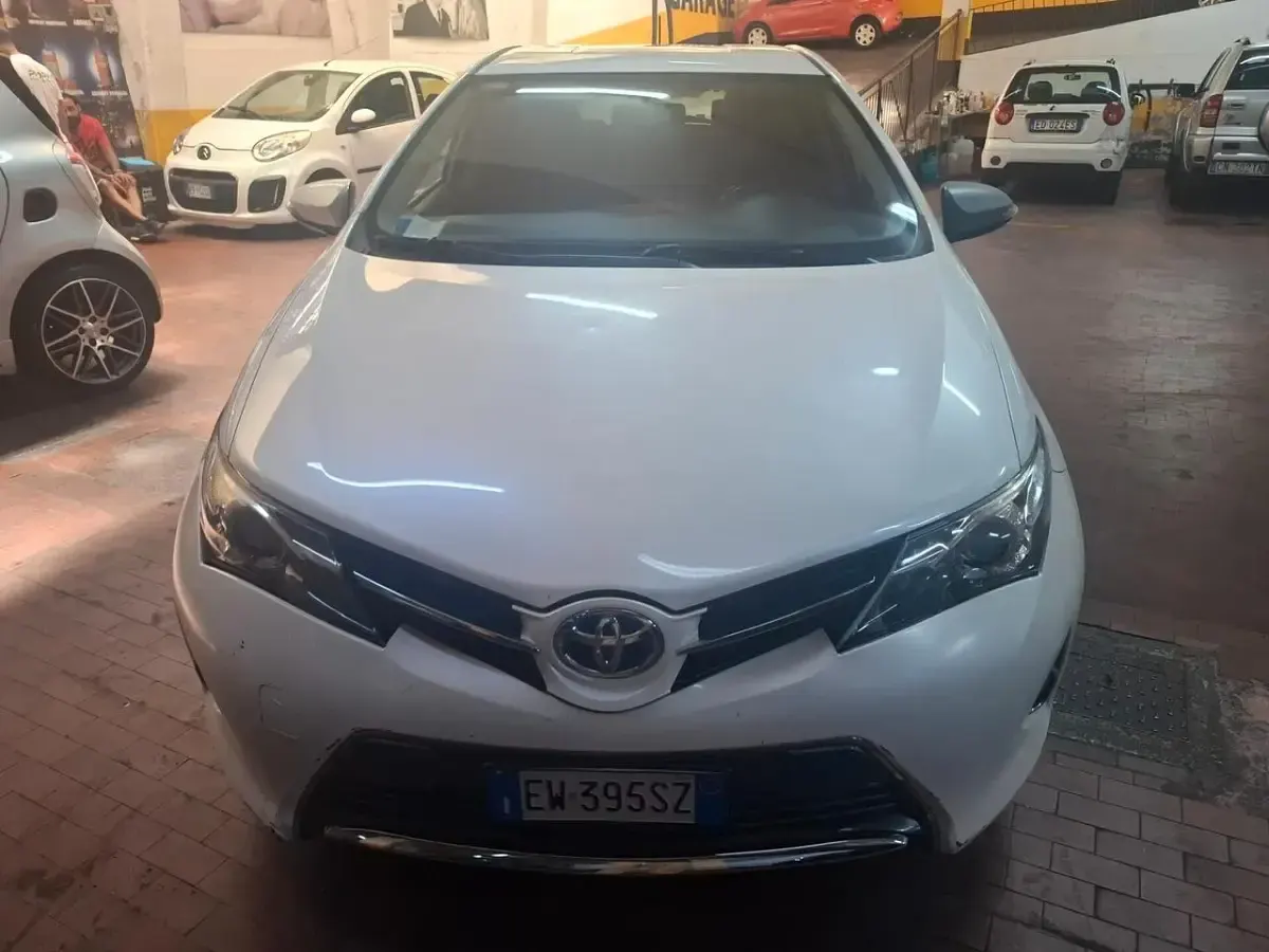 Usata Toyota Auris Hybrid Lounge 99 CV (72 kW) 2014 Bianco Berlina