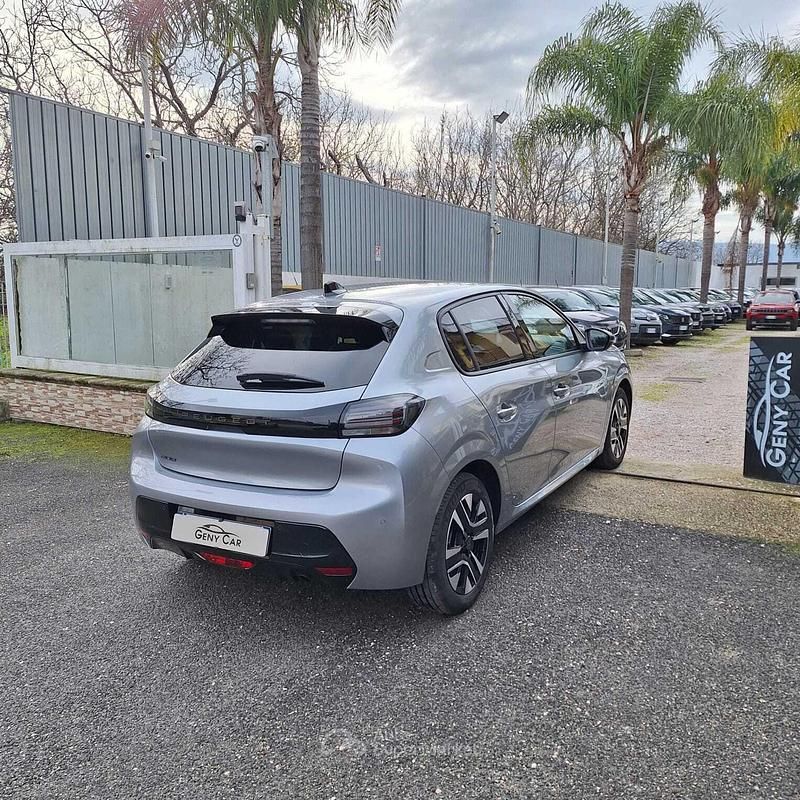Usata Peugeot 208 Allure 101 CV (74 kW) 2025 Argento Utilitaria