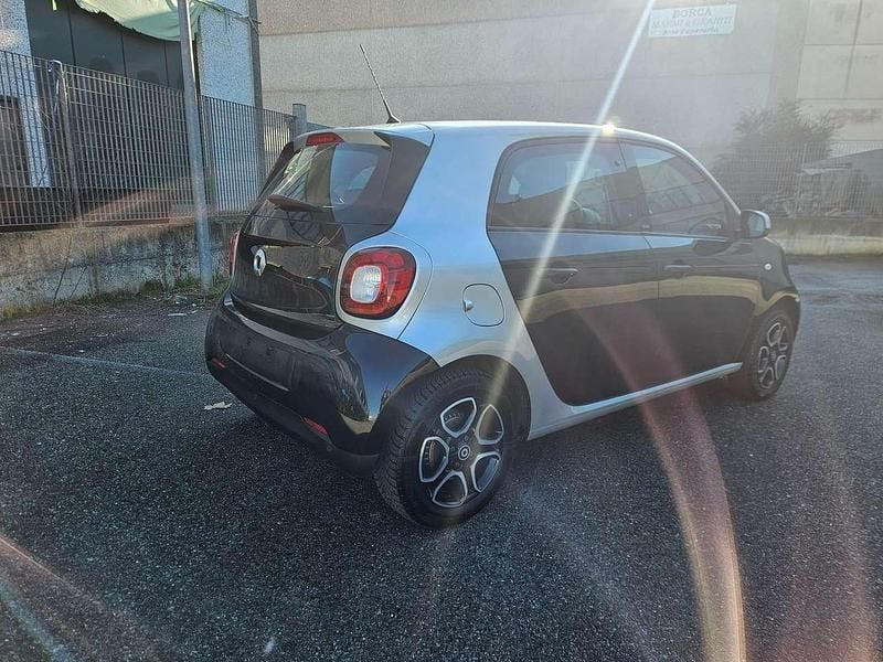 Begagnad Smart ForFour Passion 71 HK (52 kW) 2018 Svart Halvkombi