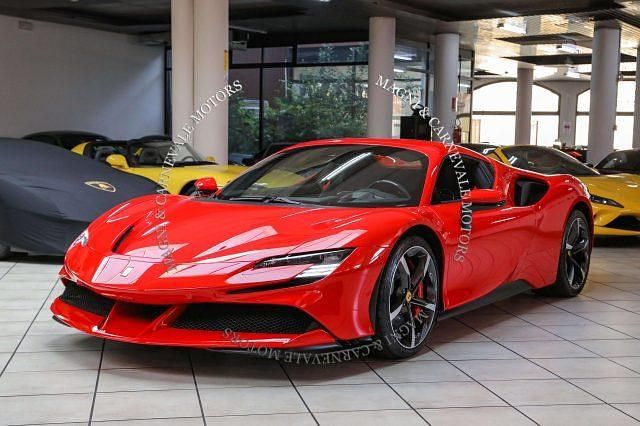 Usata Ferrari SF90 999 CV (734 kW) 2023 Rosso Cabrio