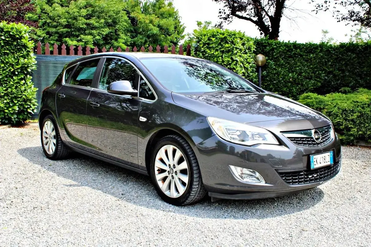 Usata Opel Astra Cosmo 100 CV (73 kW) 2012 Argento Berlina