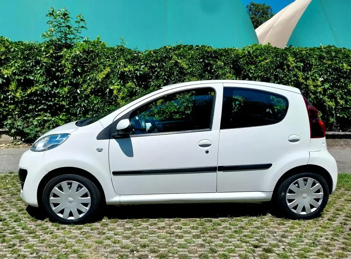 Usata Peugeot 107 68 CV (50 kW) 2013 Bianco Utilitaria