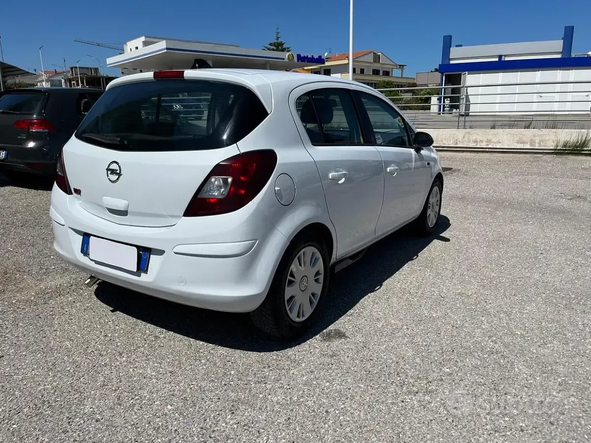 Usata Opel Corsa Edition 75 CV (55 kW) 2013 Bianco Utilitaria