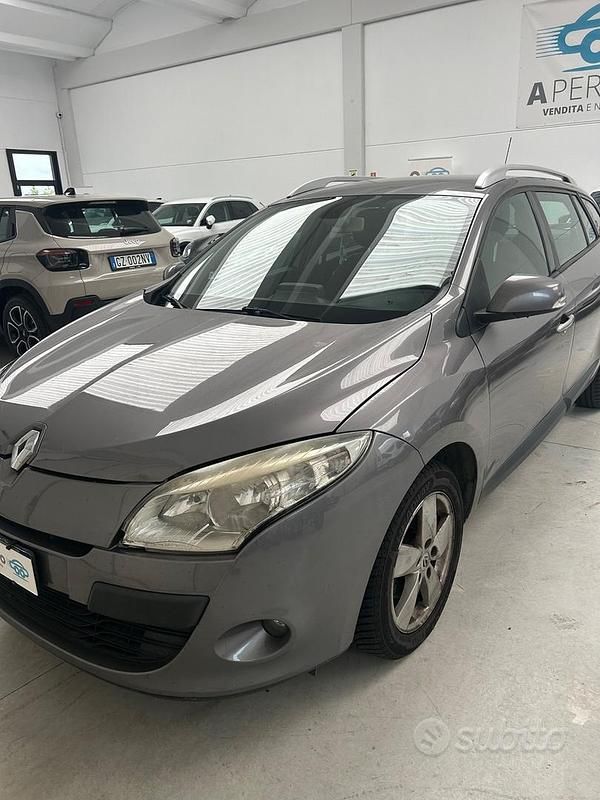 Usata Renault Laguna GrandTour 110 CV (80 kW) 2010 Grigio Station wagon