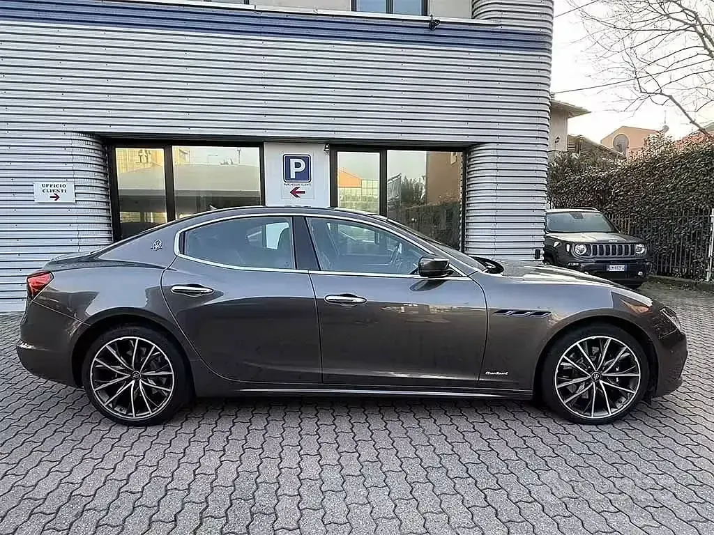Usata Maserati Ghibli 330 CV (242 kW) 2022 Grigio / metallizzato Berlina