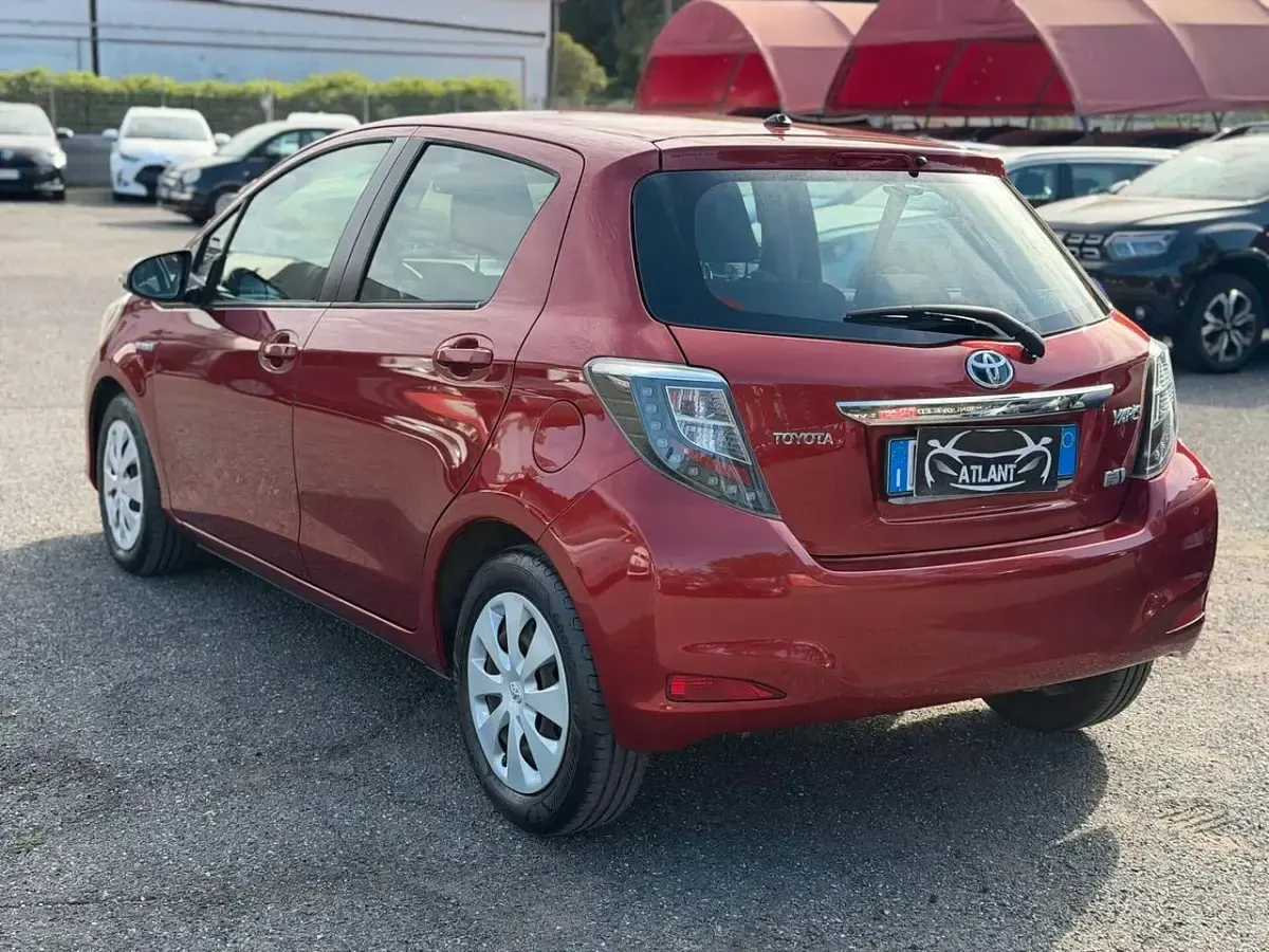 Second-hand Toyota Yaris Hybrid Lounge 74 CP (54 kW) 2013 Roșu Hatchback