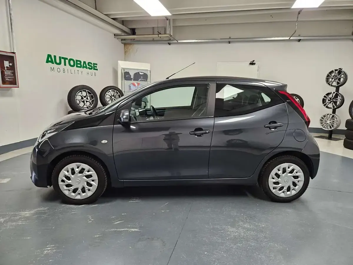 Usata Toyota Aygo X X-play 72 CV (52 kW) 2019 Grigio SUV