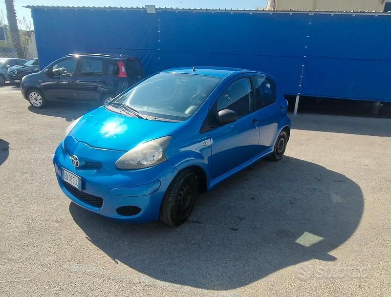 Usata Toyota Aygo 68 CV (50 kW) 2010 Blu Utilitaria