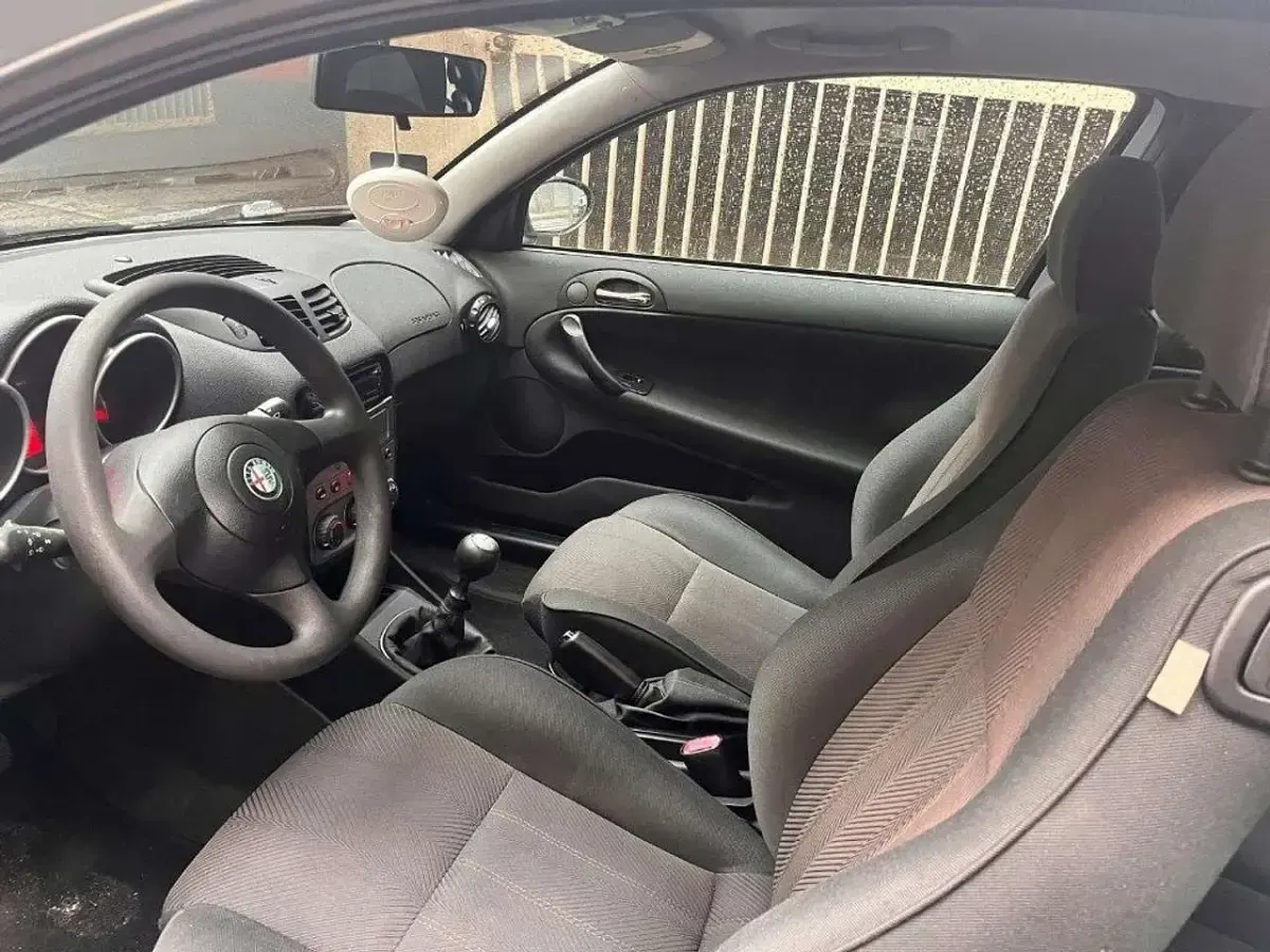 Usata Alfa Romeo 147 105 CV (77 kW) 2007 Grigio Utilitaria