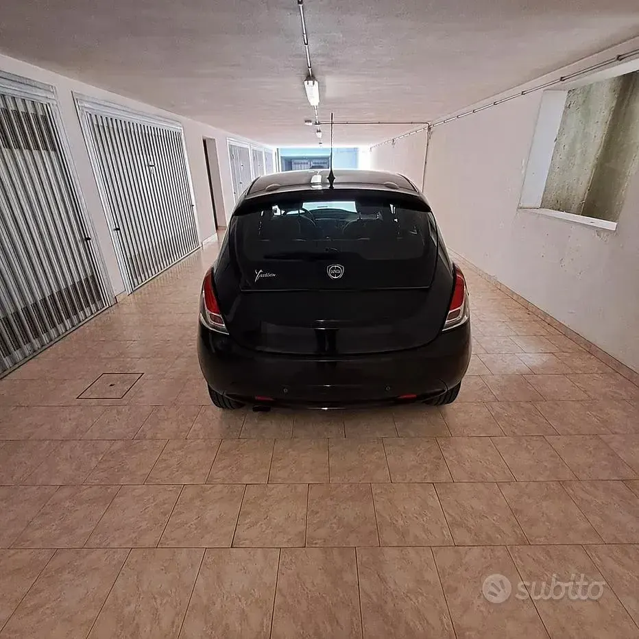 Usata Lancia Ypsilon Gold 69 CV (50 kW) 2017 Nero Utilitaria