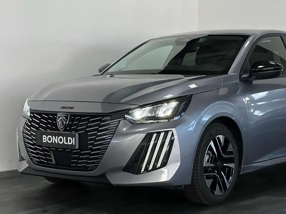Usata Peugeot 208 Allure 102 CV (75 kW) 2025 Grigio Utilitaria