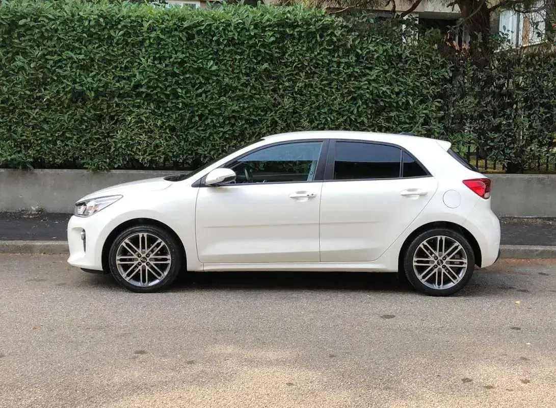 Usata Kia Rio 90 CV (66 kW) 2017 Bianco Berlina